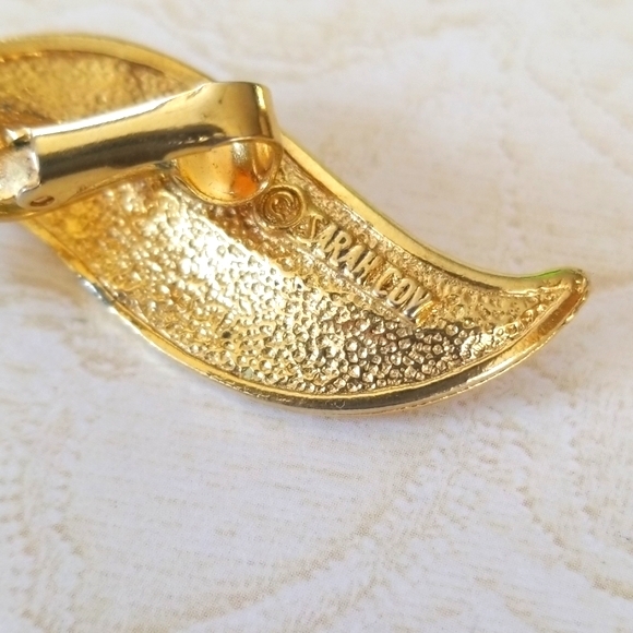Vintage SARAH COVENTRY Gold Tone Leaf Earrings - Picture 6 of 8